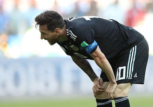 Messi khong the tra loi Ronaldo trong ngay Argentina bi cam hoa hinh anh