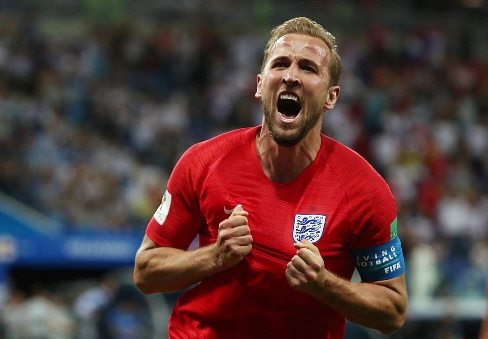 World Cup ngay 19/6: 'Tuyen Anh le ra phai duoc huong 2 qua penalty' hinh anh