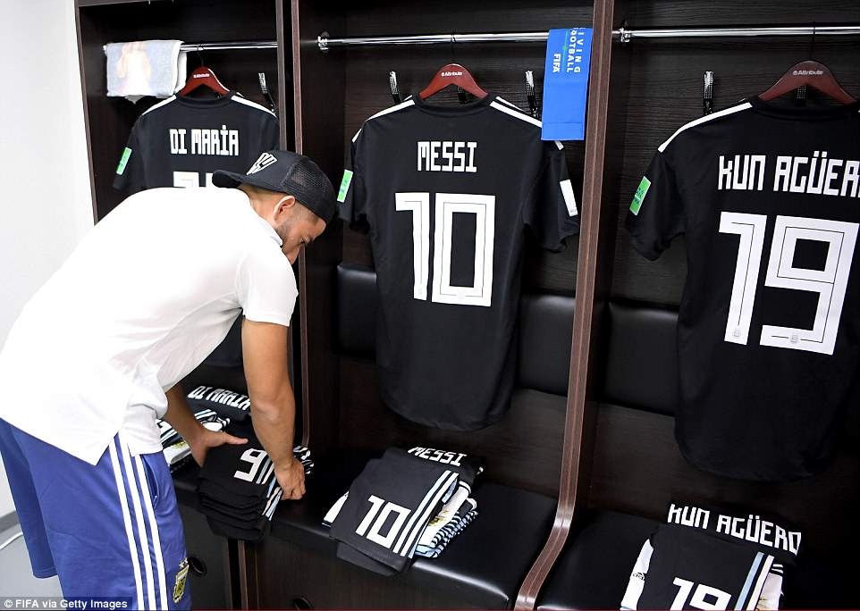 Messi lap... ban tho trong phong thay do o World Cup 2018 hinh anh