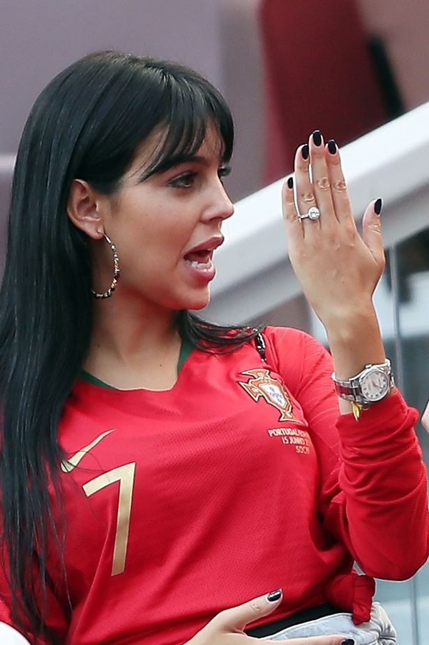 Ronaldo cầu hôn bạn gái Georgina Rodriguez, nhẫn đính hôn, World Cup ảnh 1 Ronaldo cau hon ban gai Georgina Rodriguez, nhan dinh hon, World Cup anh 1