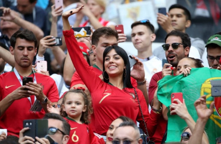 Ronaldo duoc tiep suc tu 'hau phuong' vung chai tren khan dai hinh anh