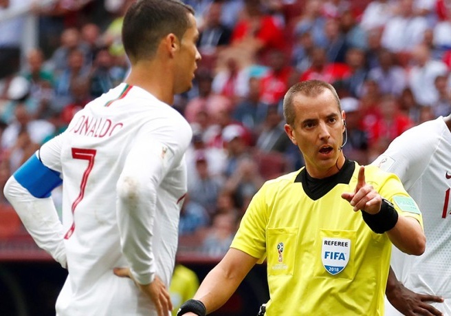 Trong tai bat chinh ngo y xin ao cua Ronaldo ngay tu hiep 1? hinh anh