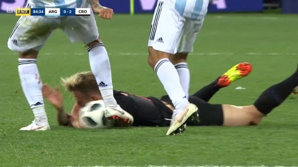 Otamendi xung dang nhan the do khi da bong ac y vao mat Rakitic hinh anh