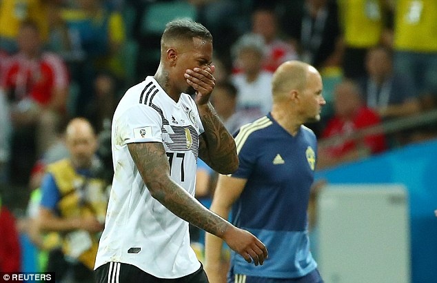 Gary Neville: 'Boateng lo bich nhu mot tro dua' hinh anh