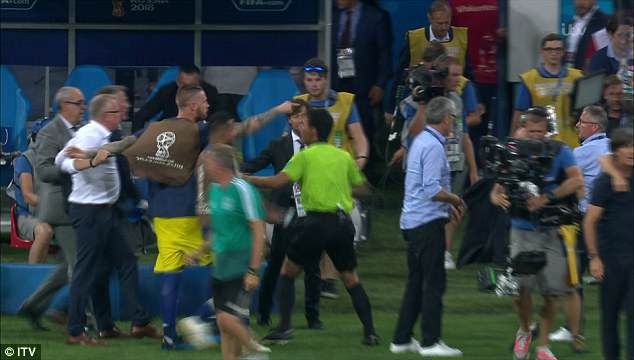 Ban huan luyen Duc va Thuy Dien xung dot sau tran dau,  World Cup anh 9