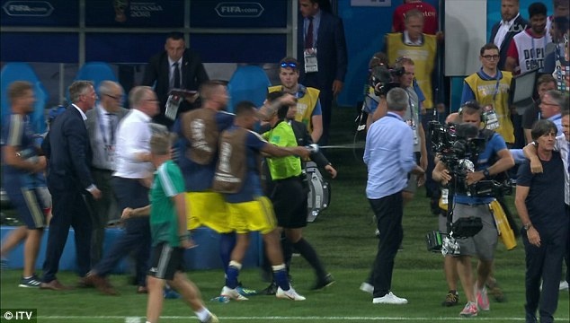 Ban huan luyen Duc va Thuy Dien xung dot sau tran dau,  World Cup anh 8