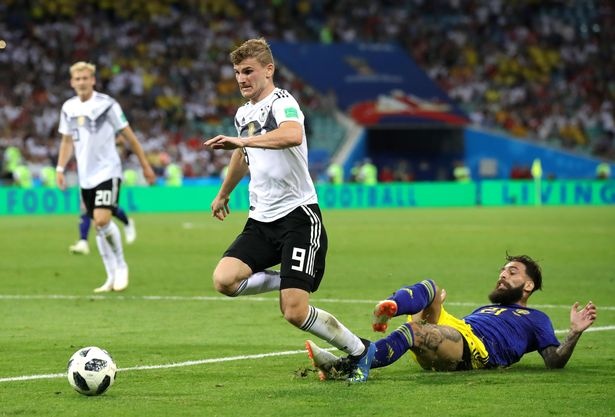 Cau thu Thuy Dien bi doa giet sau sai lam 'dang' 3 diem cho Duc hinh anh