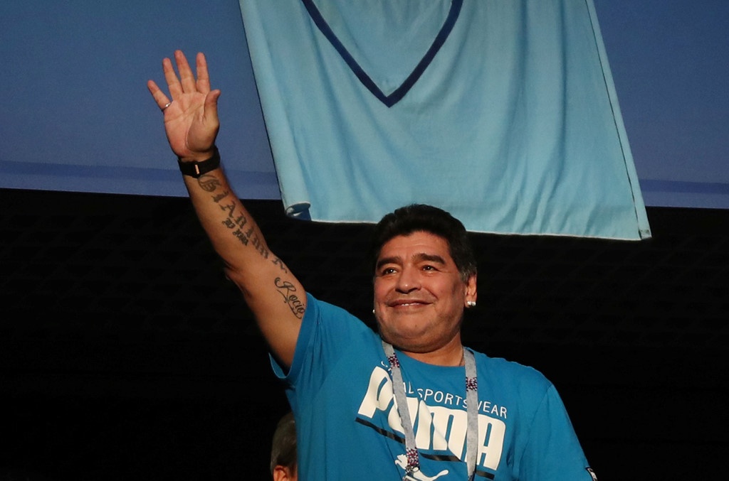 Vi Messi, Maradona dung den xem Argentina thi dau nua hinh anh