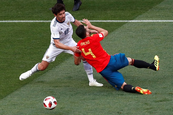 Ferdinand cuoi mia mai Ramos an mung ban thang phan luoi nha,  Tay Ban Nha,  World Cup anh 1