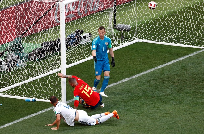 Ferdinand cuoi mia mai Ramos an mung ban thang phan luoi nha,  Tay Ban Nha,  World Cup anh 2