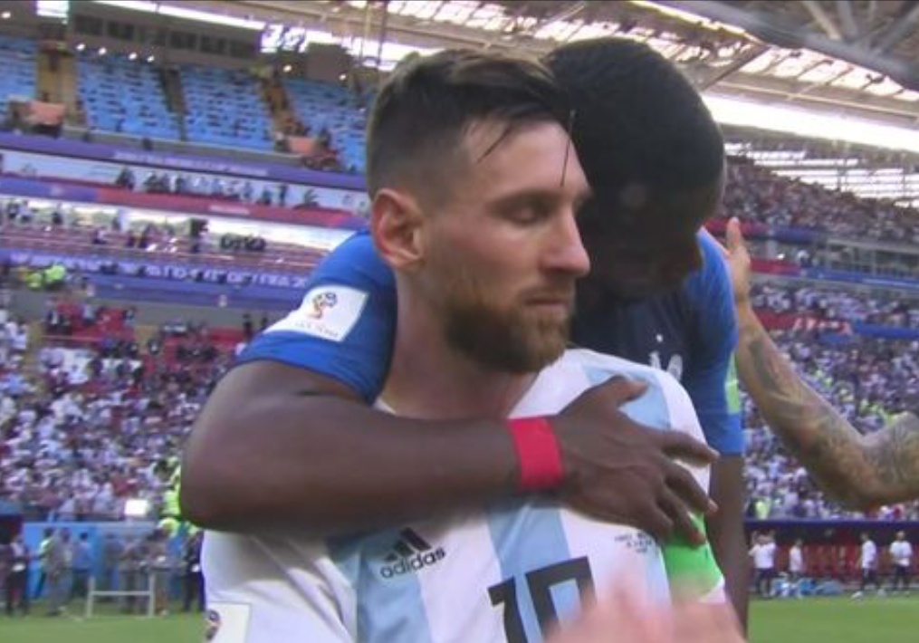 Pogba danh cai om vo ve Messi khi Argentina bi loai khoi World Cup hinh anh