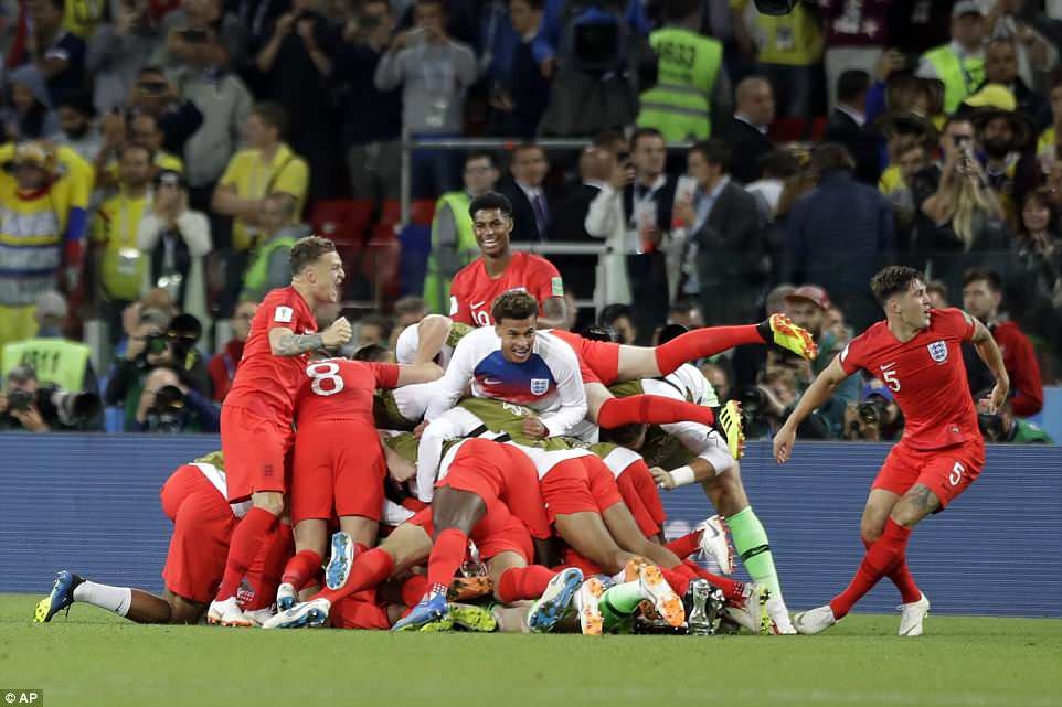 cau thu Anh an mung chien thang cung dan WAGs,  World Cup anh 1