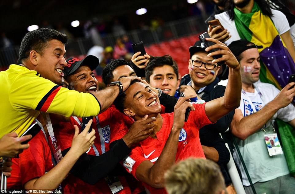 cau thu Anh an mung chien thang cung dan WAGs,  World Cup anh 4