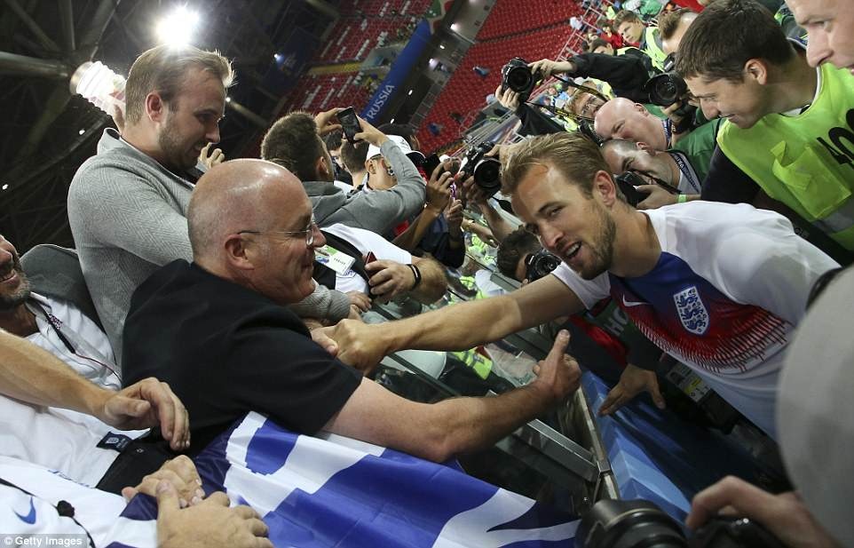 cau thu Anh an mung chien thang cung dan WAGs,  World Cup anh 5