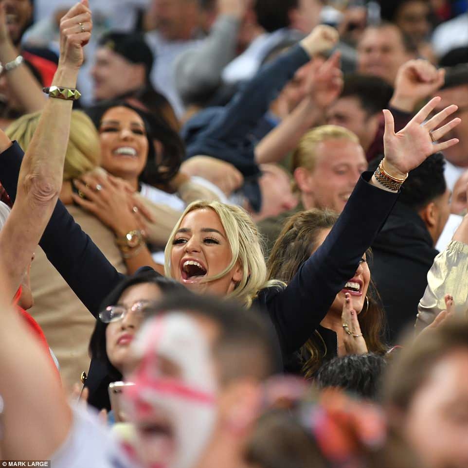 cau thu Anh an mung chien thang cung dan WAGs,  World Cup anh 7