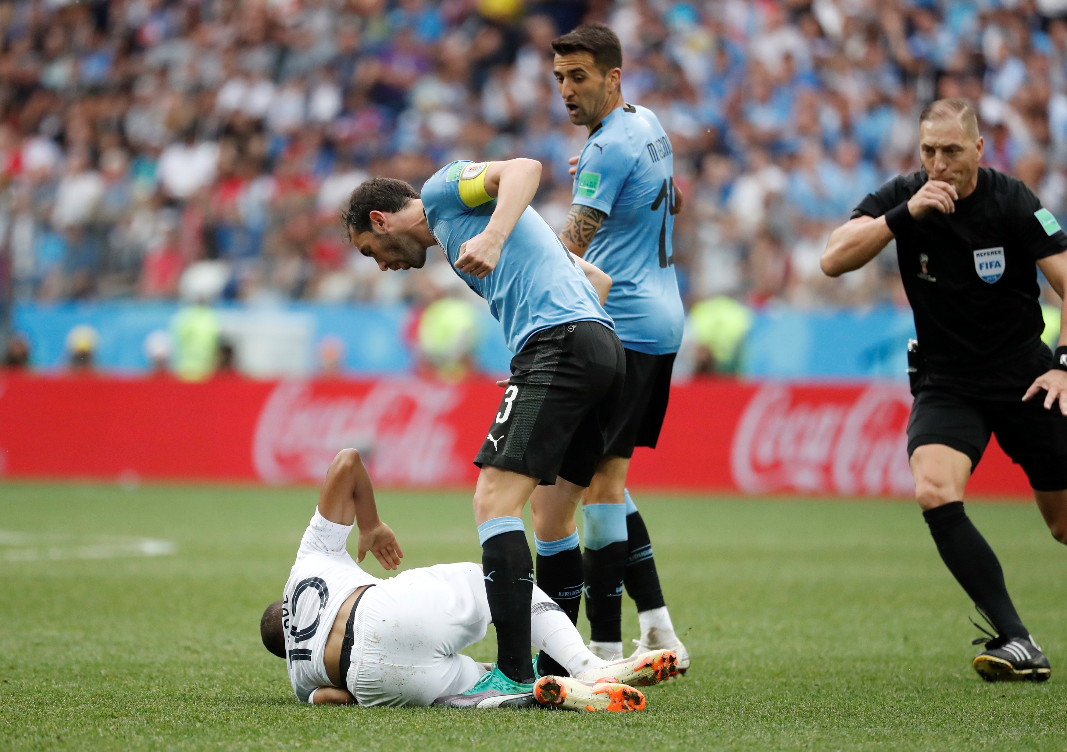 An va cau gio, Mbappe suyt bi 'an tuoi nuot song' hinh anh