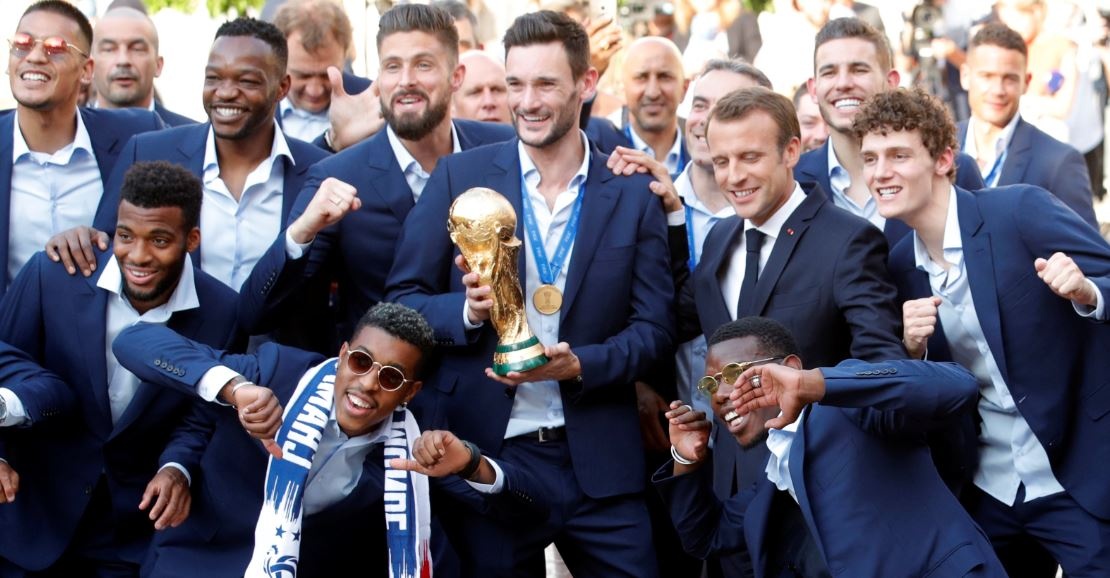 Pogba tao dang tinh nghich cung Tong thong Macron trong le an mung hinh anh