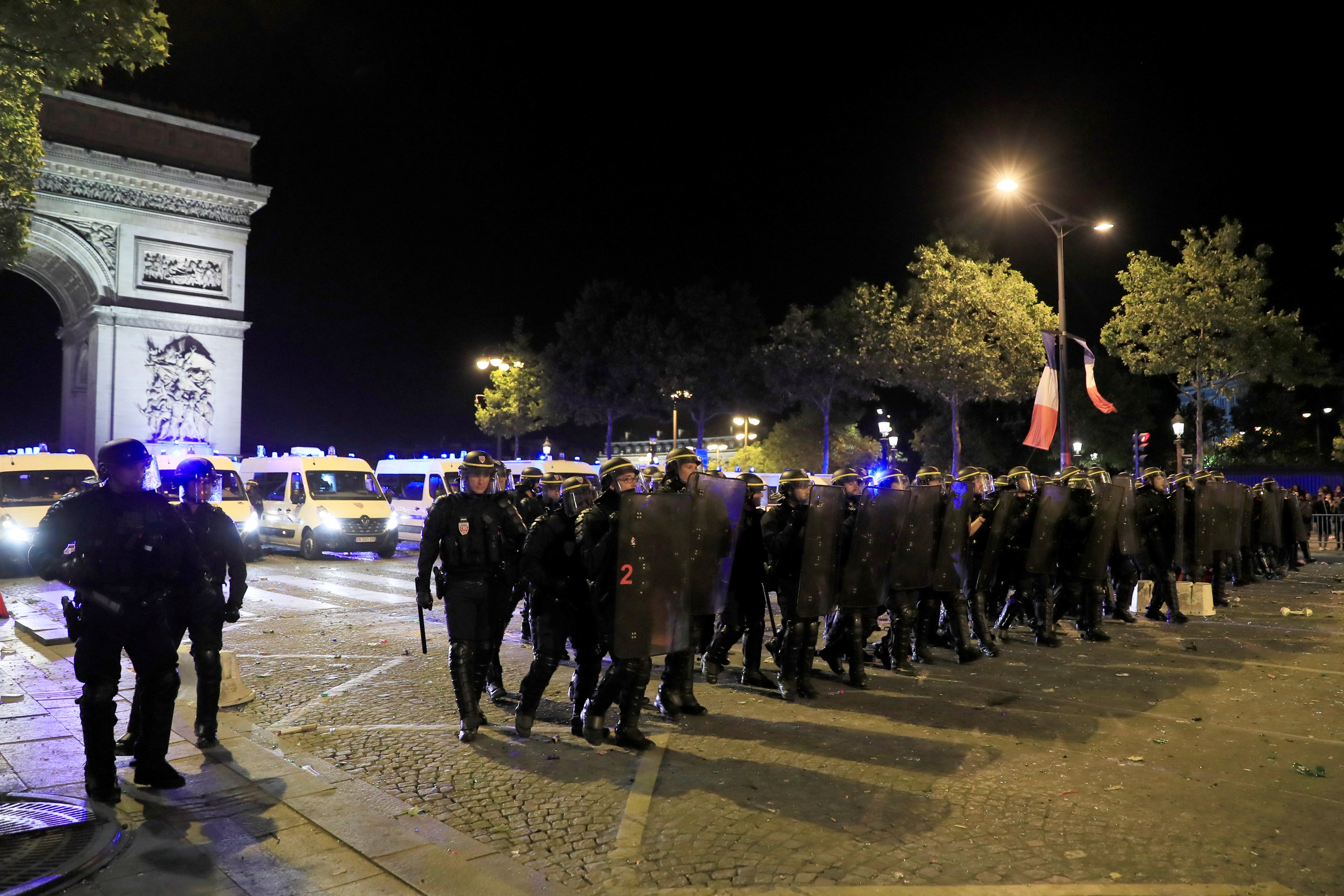 bao dong,  Doi tuyen Phap,  co dong vien,  World Cup anh 4