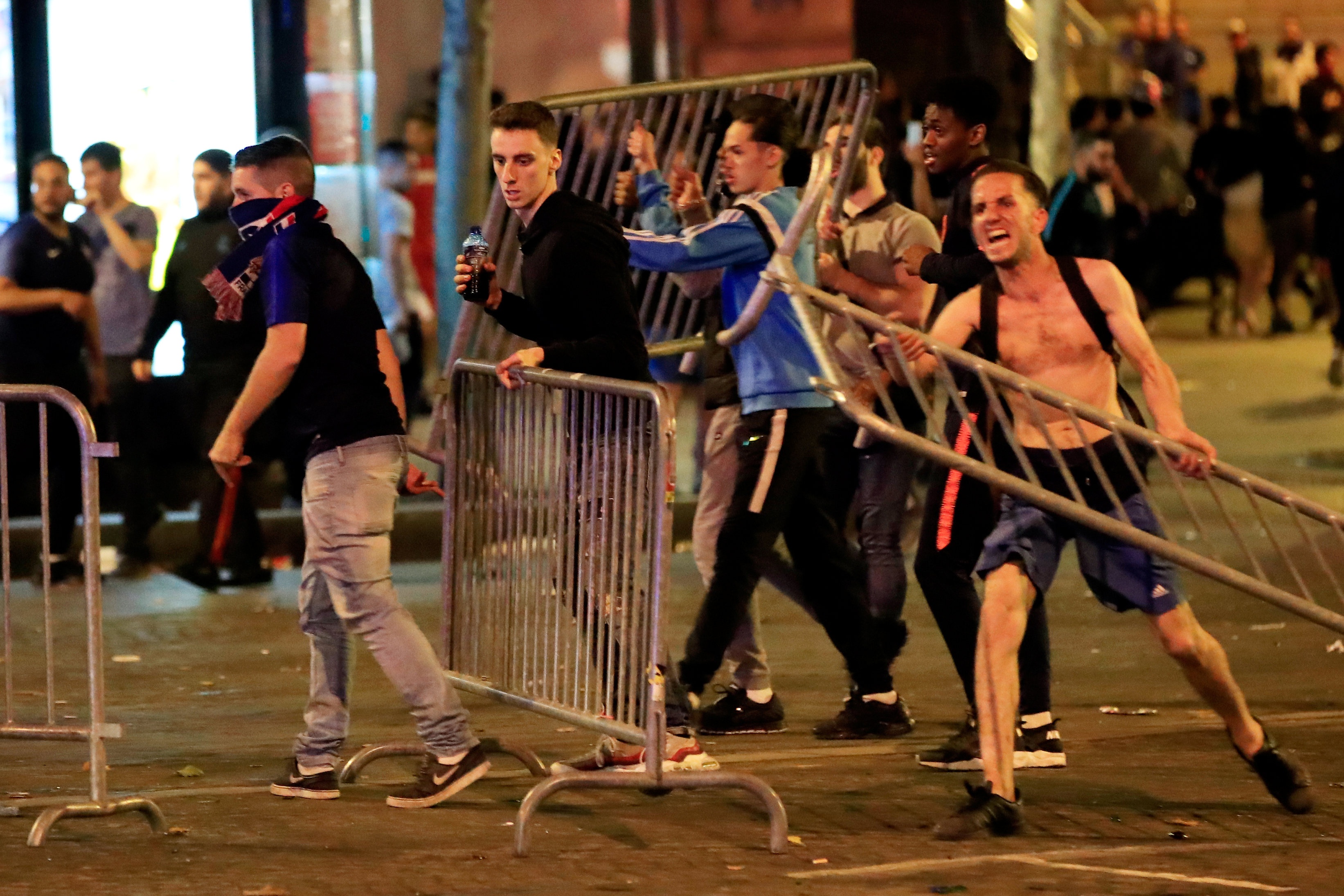bao dong,  Doi tuyen Phap,  co dong vien,  World Cup anh 5