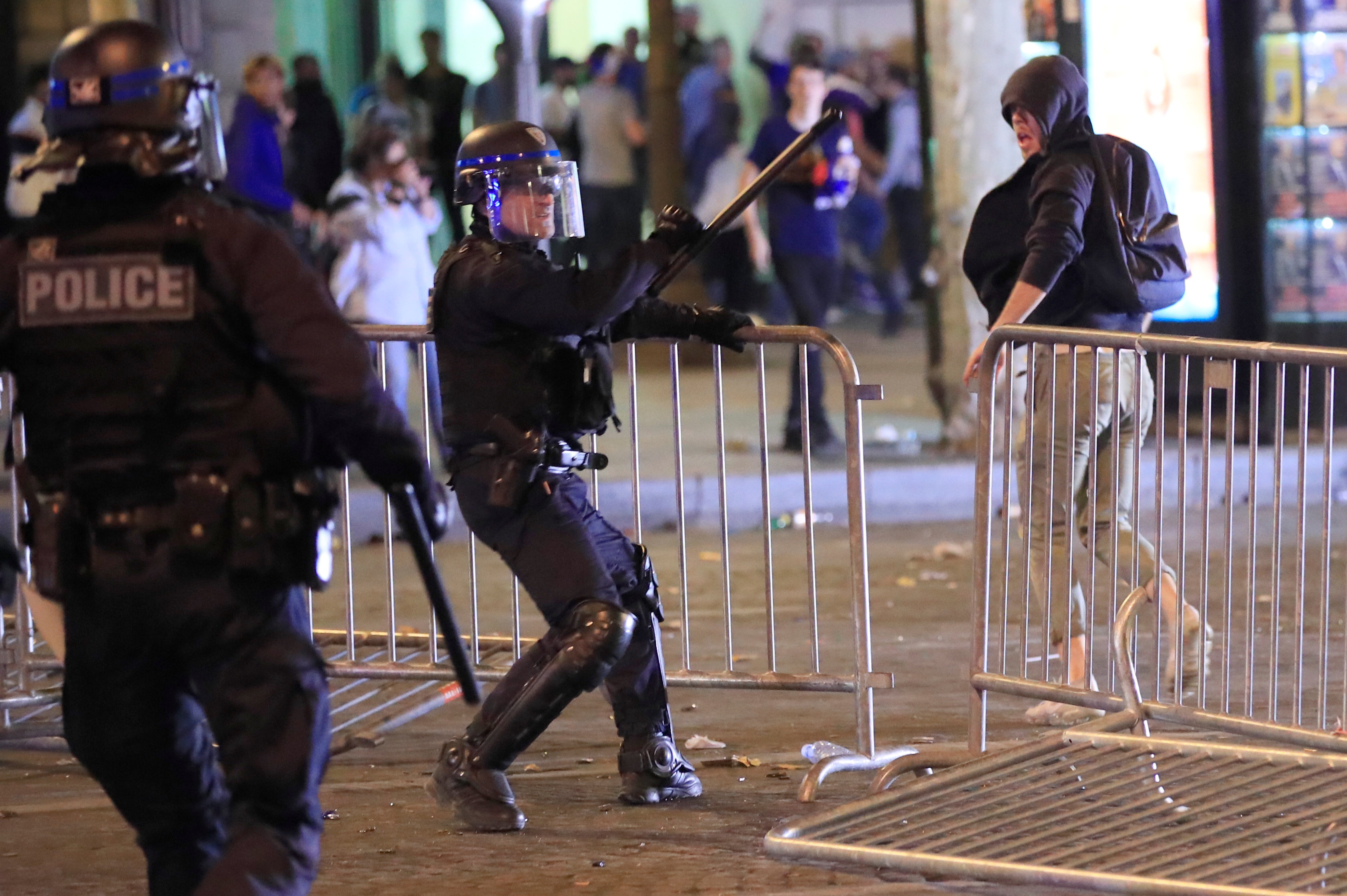 Phap huy dong luc luong canh sat chong bao dong trong ngay thang Bi hinh anh