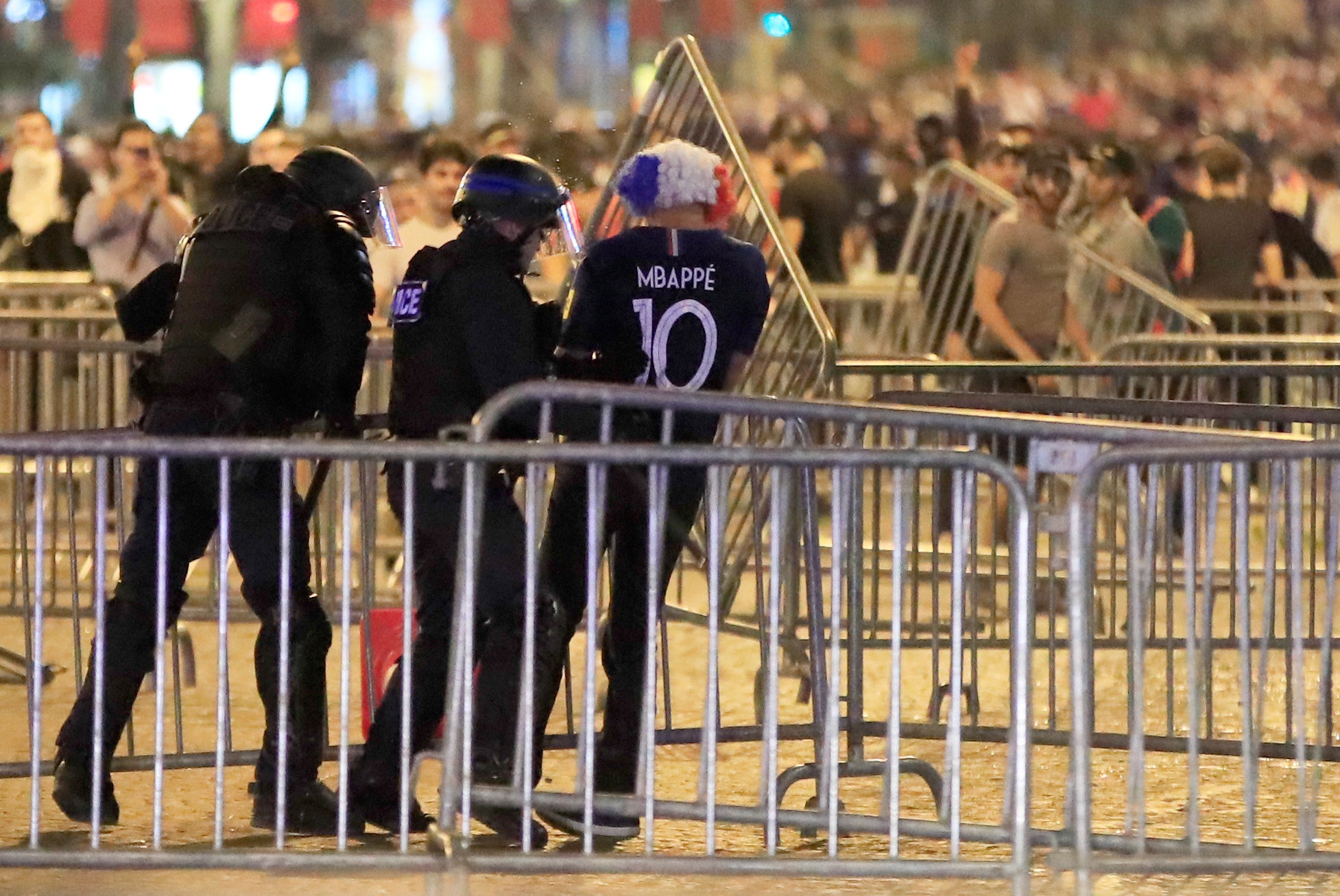 bao dong,  Doi tuyen Phap,  co dong vien,  World Cup anh 8