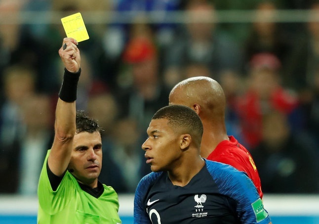 Vi sao Mbappe khong bi cam thi dau tran chung ket? hinh anh