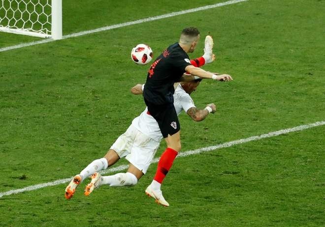 Ban thang cua Perisic gay tranh cai vi tung chan cao qua dau Walker hinh anh