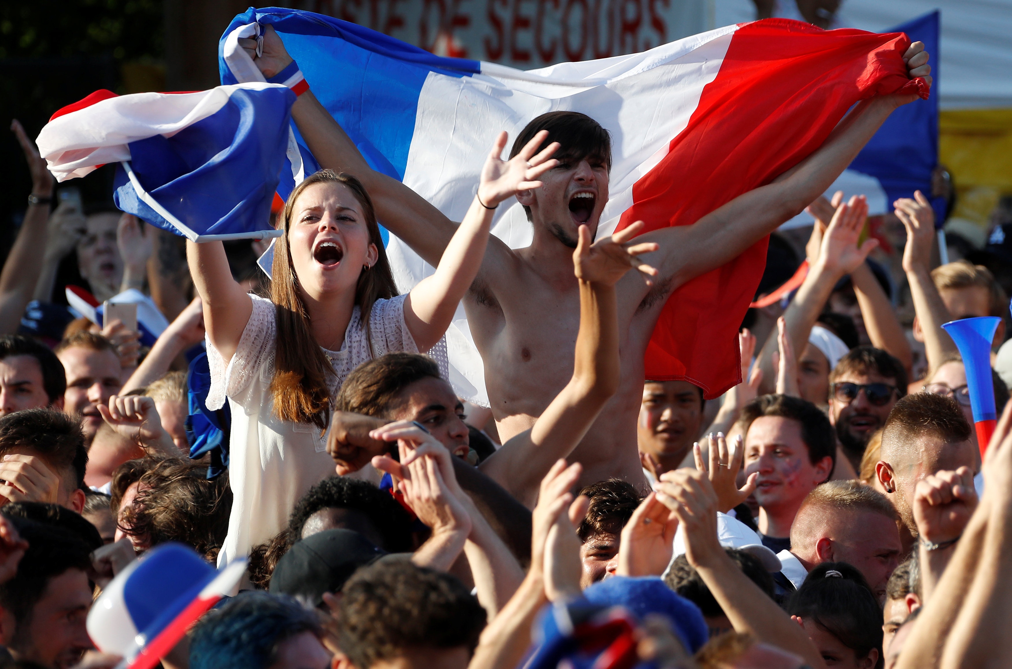 Co dong vien Phap phat cuong ngay doi bong dang quang ngoi vuong hinh anh