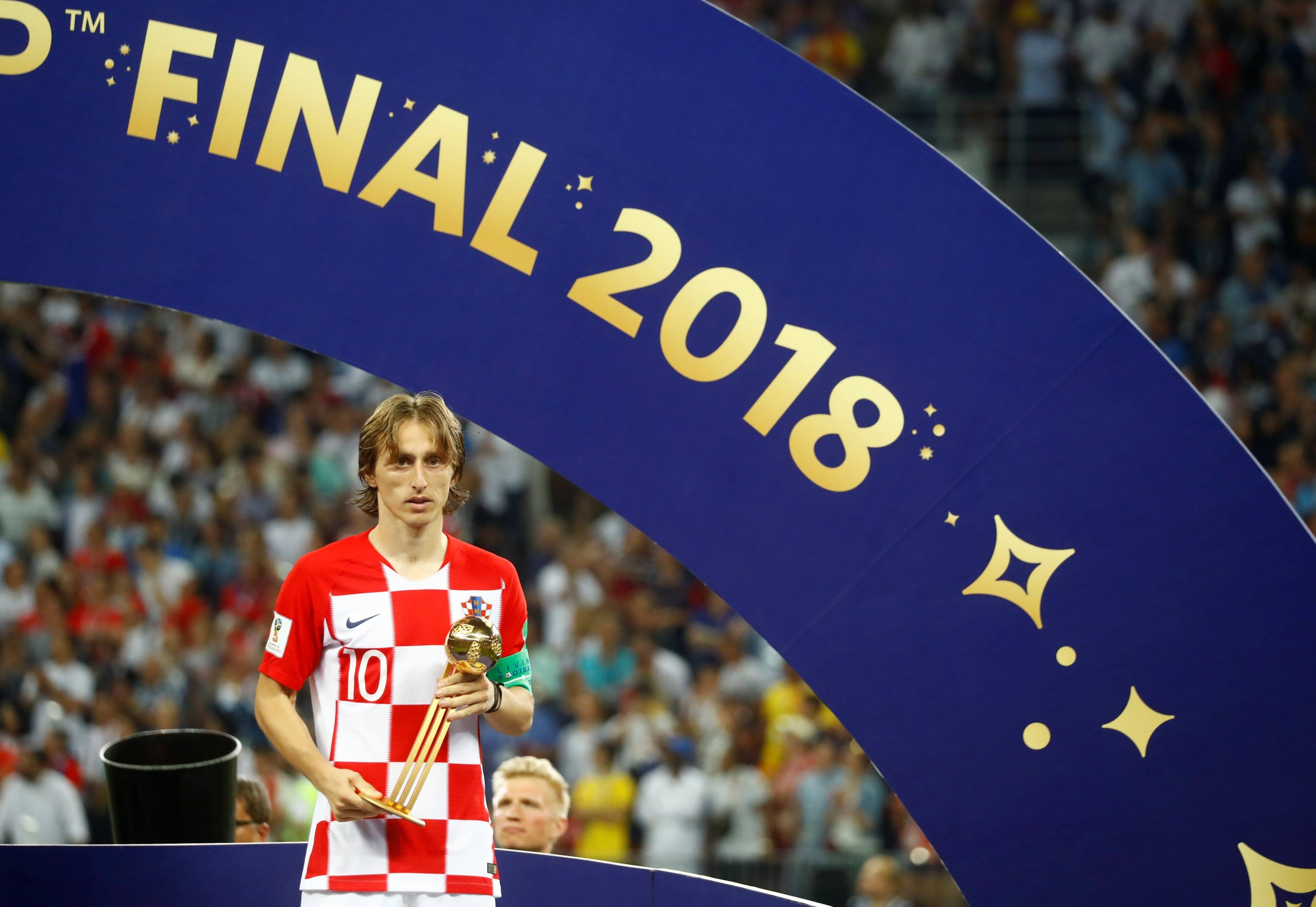 Luka Modric gianh danh hieu Qua bong vang World Cup 2018 hinh anh