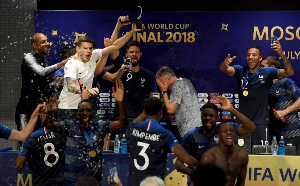 Cau thu Phap 'quay tung bung' trong buoi hop bao sau chung ket hinh anh