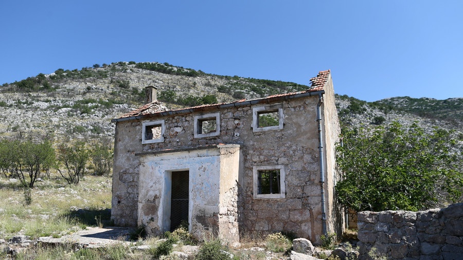 Luka Modric 5 tuổi, Modric chăn dê, tuổi thơ Modric, World Cup, Croatia ảnh 1 Luka Modric 5 tuoi, Modric chan de, tuoi tho Modric, World Cup, Croatia anh 1