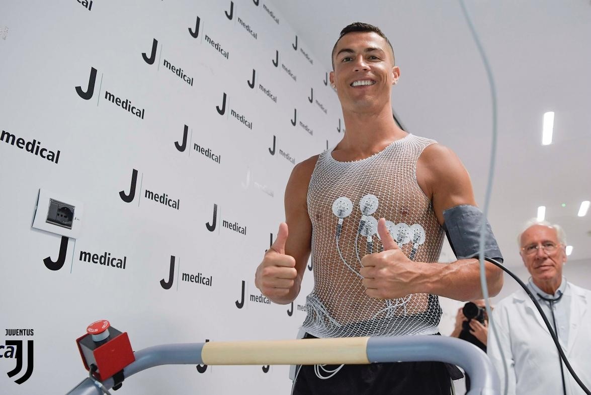 Ronaldo cuoi rang ro trong buoi kiem tra y te tai Juventus hinh anh