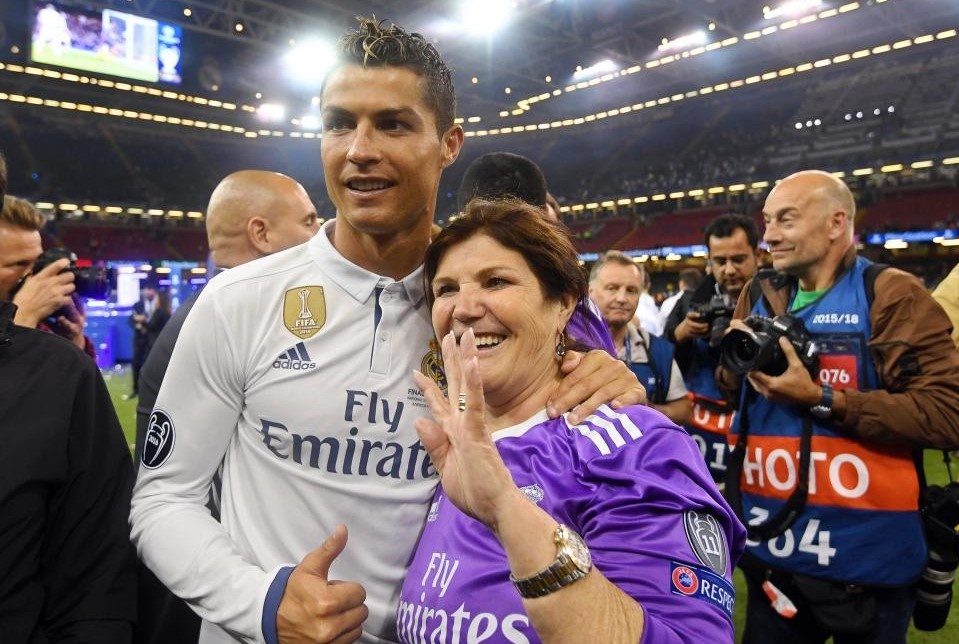 Me Ronaldo buon vi con trai khong the tro ve Man Utd hinh anh