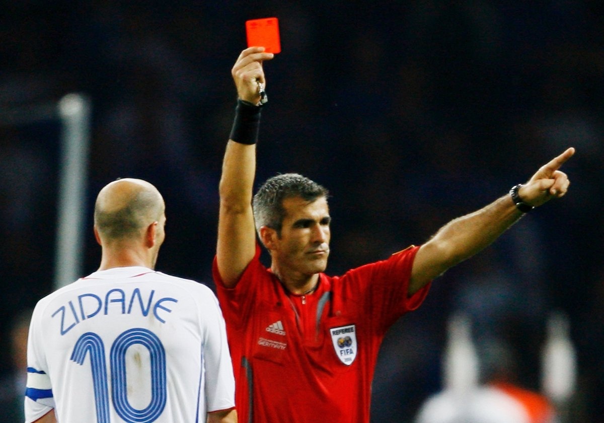 Sau 12 nam, trong tai tiet lo su that ve chiec the do cua Zidane hinh anh