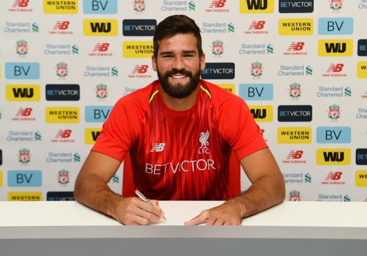 Alisson ra mat Liverpool, tro thanh thu mon dat gia nhat lich su hinh anh