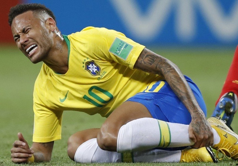 Neymar phan phao khi bi chi trich thuong xuyen an va tren san hinh anh