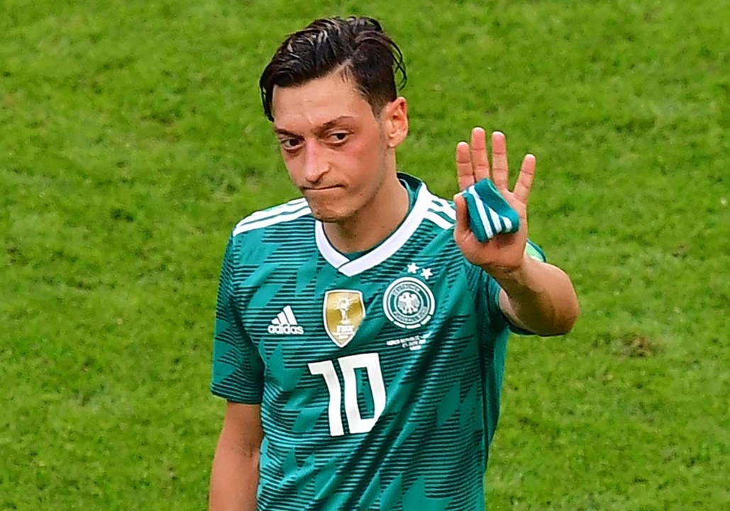 Chu tich Bayern: Oezil da nhu tham hoa, nen giai nghe tu lau hinh anh