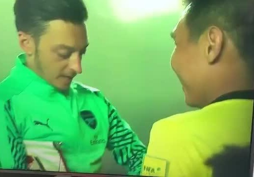 Trong tai xin chu ky cua Oezil len the vang hinh anh