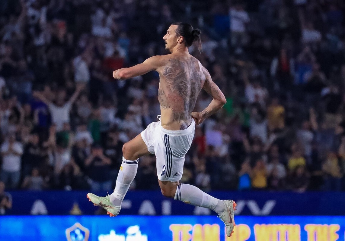 Ibrahimovic coi phang ao sau hat-trick loi nguoc dong cho LA Galaxy hinh anh