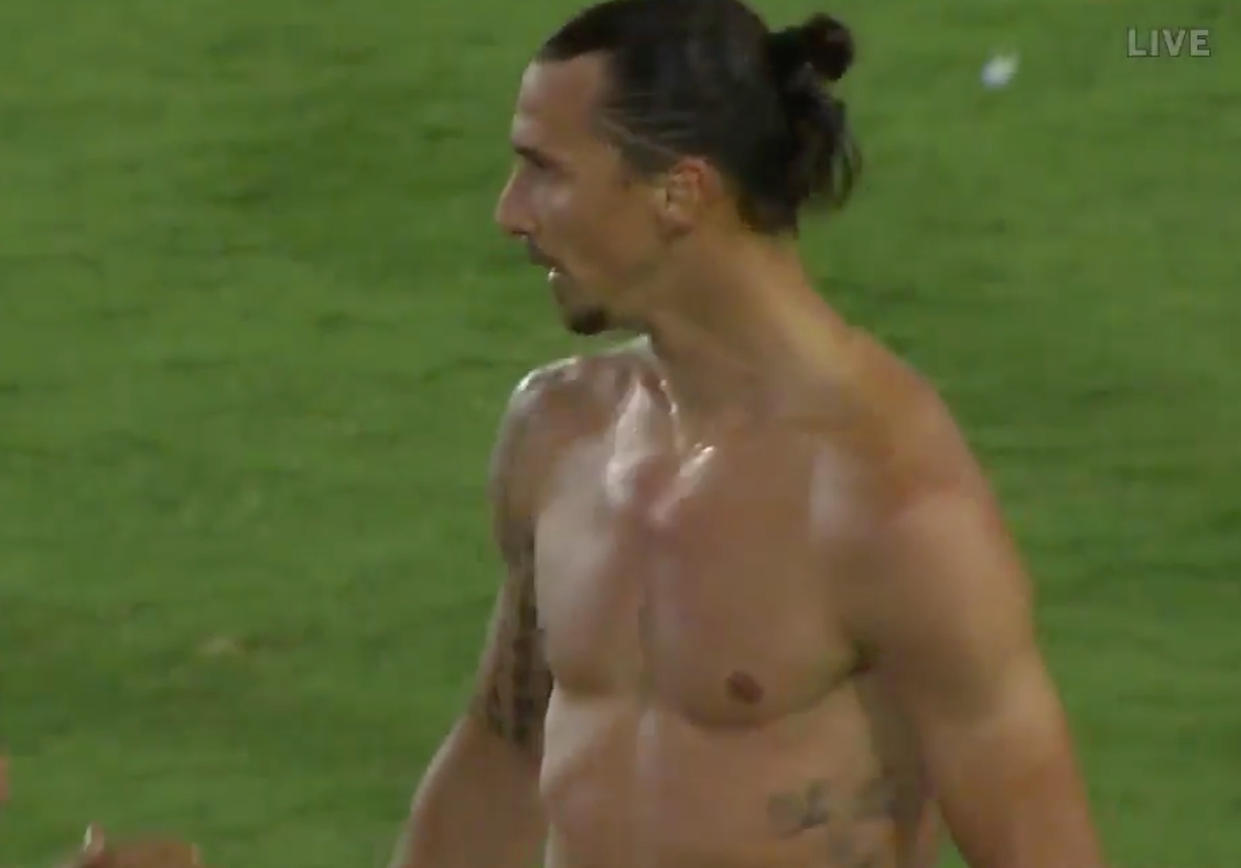 Ibrahimovic coi ao an mung sau hat-trick vao luoi Orlando City hinh anh