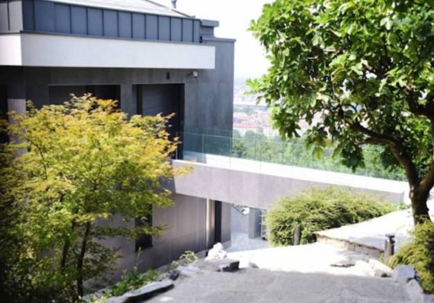 Ronaldo mua lien 2 can biet thu, lam hang xom cua ong chu Juventus hinh anh