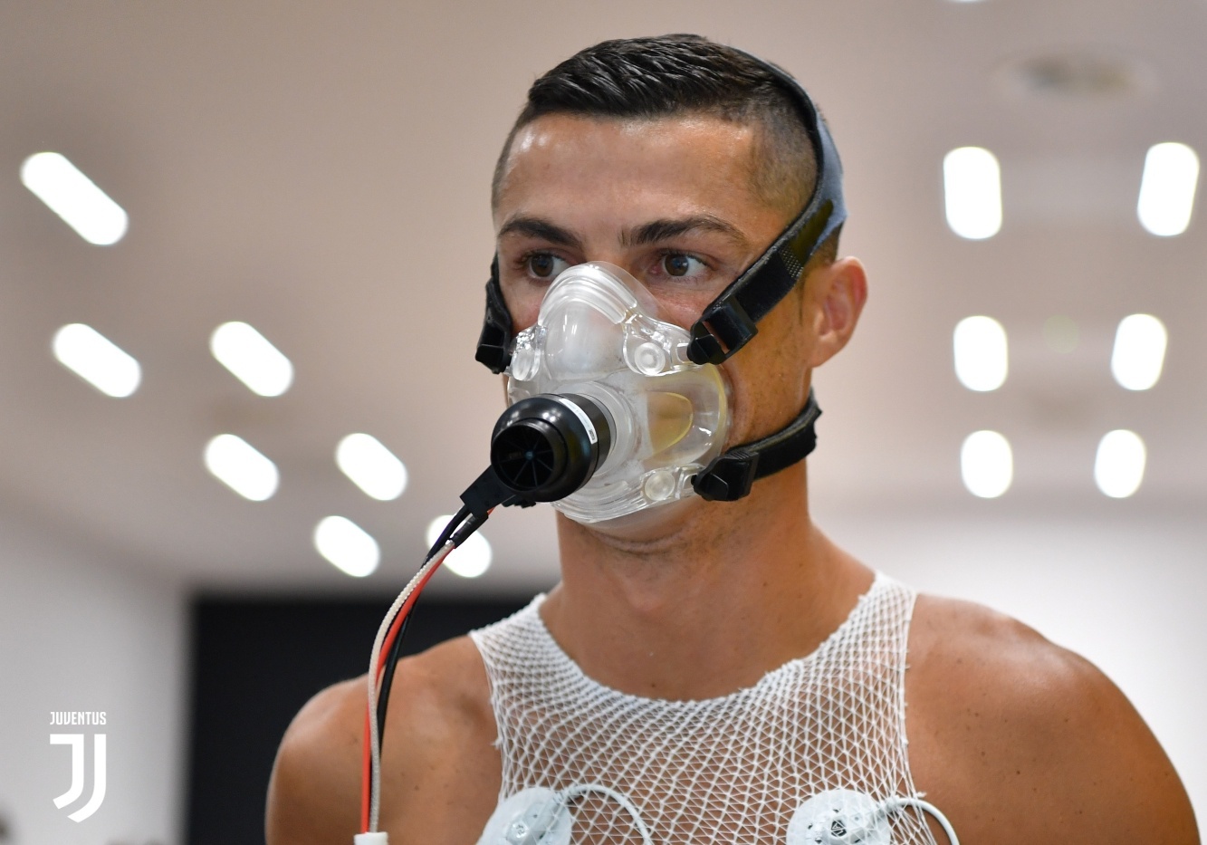 Ronaldo gap go dong doi trong ngay dau tap luyen tai Juventus hinh anh