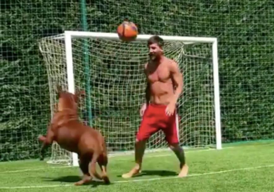 Messi coi tran khoe ky thuat ben chu cho cung hinh anh