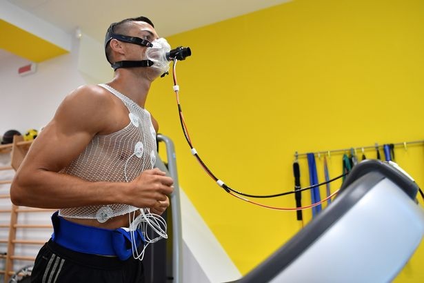 Ronaldo gap go dong doi trong ngay dau tien tap luyen tai Juventus anh 4