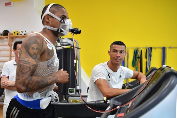 Ronaldo gap go dong doi trong ngay dau tien tap luyen tai Juventus anh 7