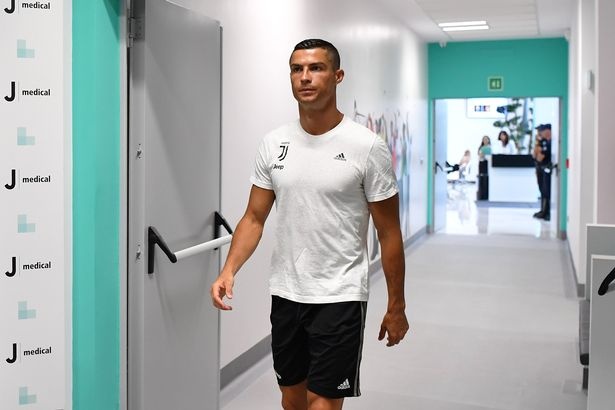 Ronaldo gap go dong doi trong ngay dau tien tap luyen tai Juventus anh 2