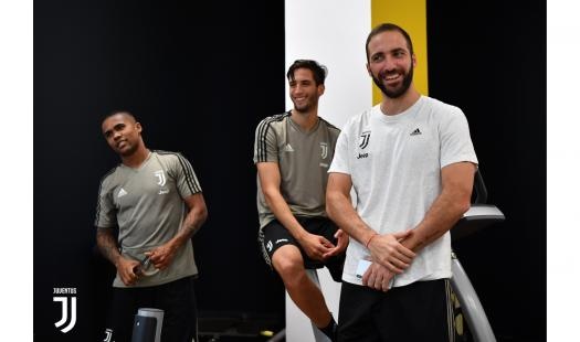 Ronaldo gap go dong doi trong ngay dau tien tap luyen tai Juventus anh 8