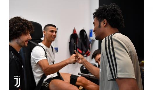 Ronaldo gap go dong doi trong ngay dau tien tap luyen tai Juventus anh 9
