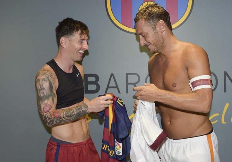 Neu Messi ve AS Roma, Totti se ra san bay don va trao ao so 10 hinh anh