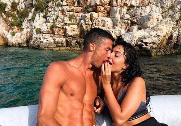Ronaldo va dan sao Real khoe co bap cuon cuon khi di bien nghi duong hinh anh